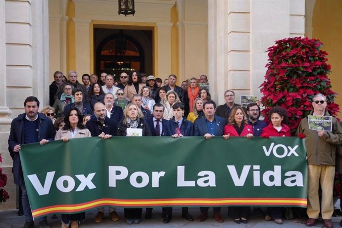 Imagen de este sábado del acto que ha protagonizado Vox con asociaciones provida en la fachada del Ayuntamiento de Sevilla.