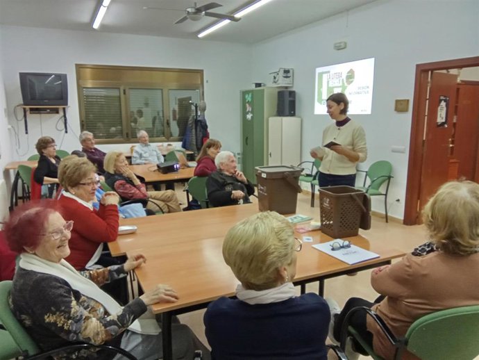Charlas informativas sobre la recogida de residuos puerta a puerta.