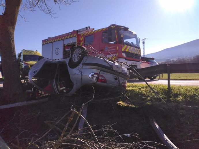 Tres heridos leves en una salida de vía con vuelco en la Hermandad de Campoo de Suso