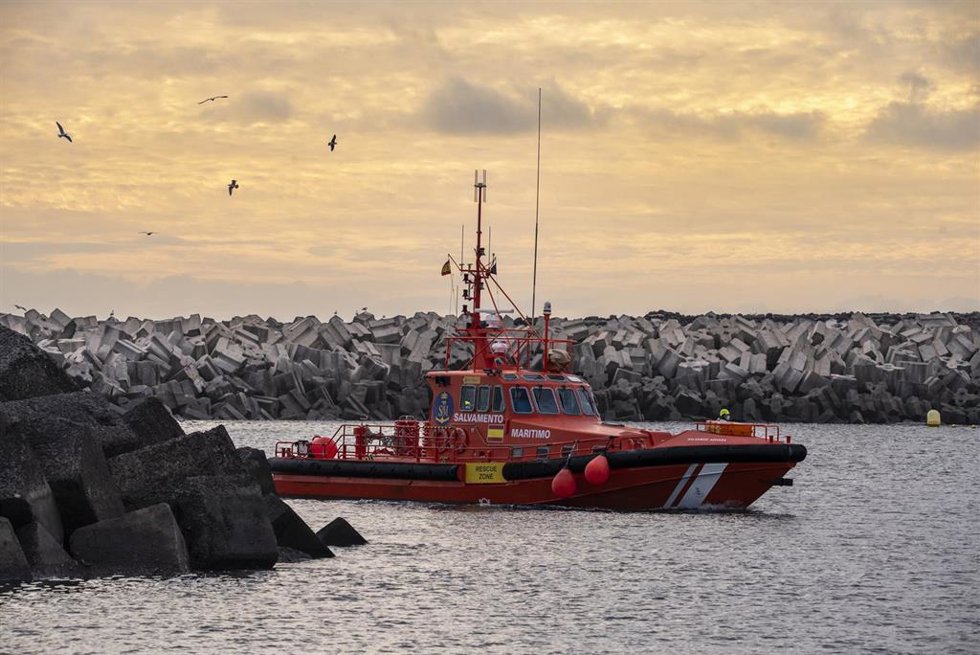 Archivo - Llegada de un cayuco en el Puerto de la Restinga, a 25 de noviembre de 2024, en El Hierro, Santa Cruz de Tenerife, Tenerife, Canarias (España). Salvamento Marítimo ha activado a sus dos embarcaciones, Salvamar Adhara y Salvamar Acrux, ante el 