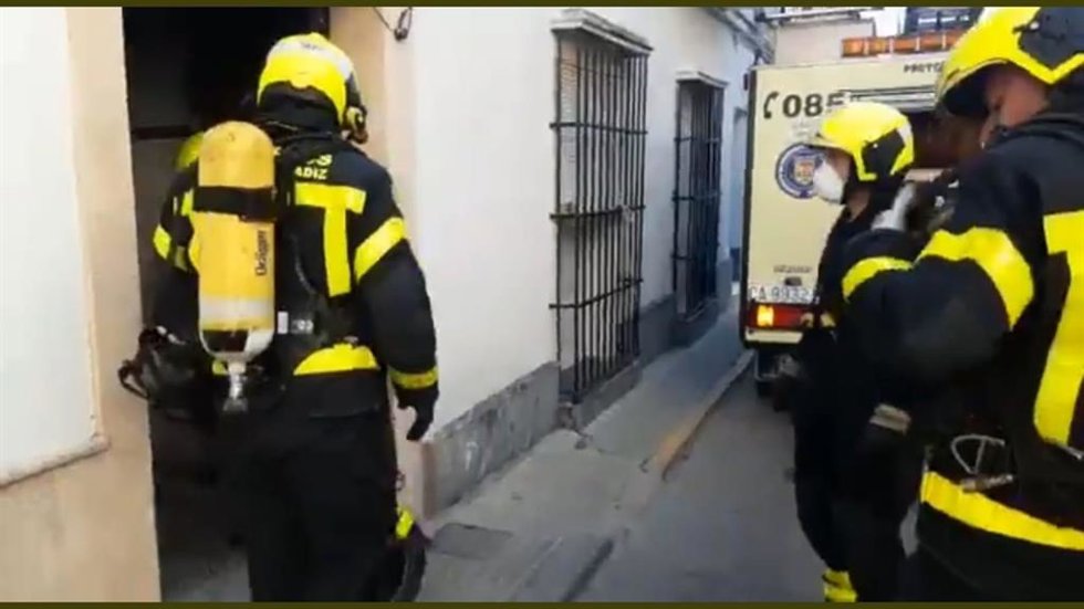 Archivo - Imagen de archivo de bomberos durante una actuación.
