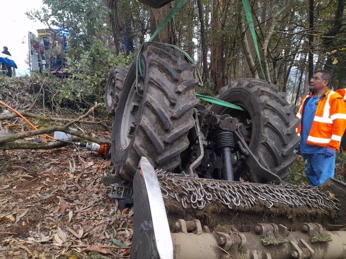 Lugar del siniestro en el que falleció un hombre tras volcar su tractor en Boiro.