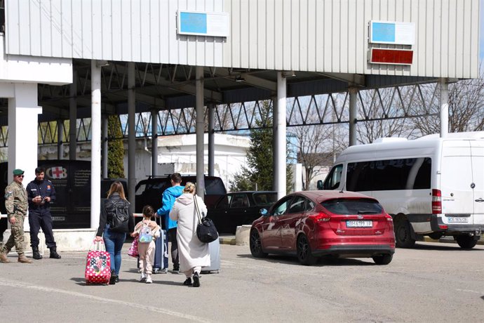 Archivo - April 6, 2022, Siret, Romania: A family enters Ukraine on foot at the Siret border crossing in Romania. Siret is a 8,000 inhabitants border town in northern Romania, 500 kilometers from Kyiv, Ukraine. Since the start of the Russian attack in Ukr