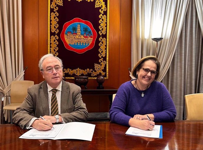 La presidenta del Instituto Municipal de Desarrollo Económico y Empleo de Córdoba (Imdeec), Blanca Torrent, y el presidente de la Confederación de Empresarios de Córdoba (CECO), Antonio Díaz, han firmado un convenio de colaboración.