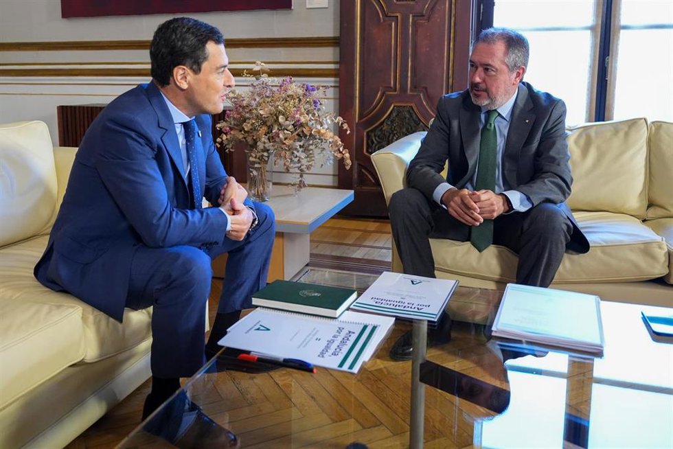 Archivo - El presidente de la Junta de Andalucía, Juanma Moreno, y el secretario general del PSOE A, JuanEspadas, en una imagen de archivo.