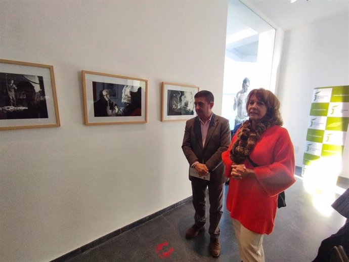 El presidente de la Diputación de Jaén, Paco Reyes, en su recorrido por la exposición junto a la autora, Katy Gómez Catalina.