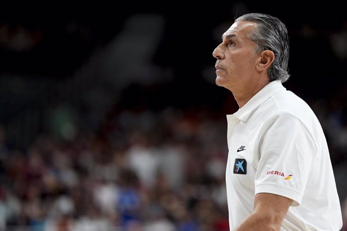 Archivo - Sergio Scariolo, head coach of Spain, reacts during the friendy international basketball match played between Spain and Italy at Wizink Center pavilion on June 25, 2024, in Madrid, Spain.