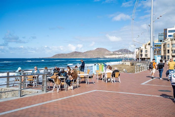 Archivo - Un grupo de personas en una terraza el día más frío del año en la playa de las Canteras, a 21 de enero de 2023, en Las Palmas de Gran Canaria, Las Palmas, Canarias (España). A partir de hoy, las temperaturas descienden por la llegada de una géli