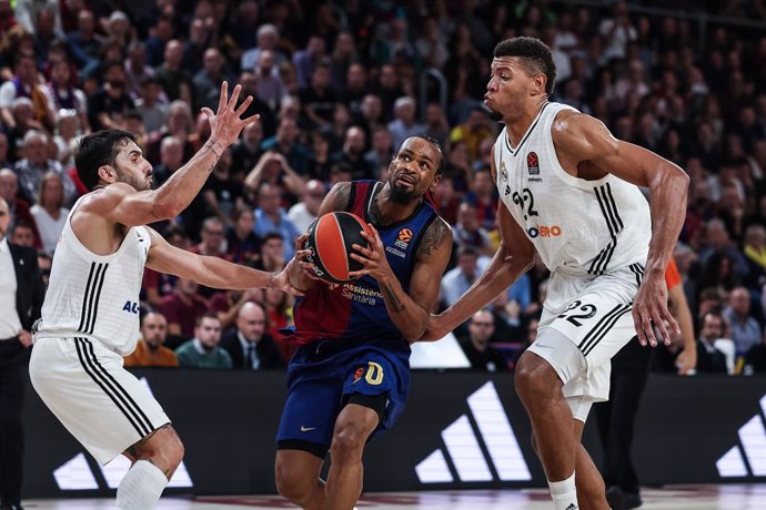 Kevin Punter of FC Barcelona, Facu Campazzo and Edy Tavares of Real Madrid in action during the Turkish Airlines Euroleague, match played between FC Barcelona and Real Madrid at Palau Blaugrana on November 28, 2024 in Barcelona, Spain.