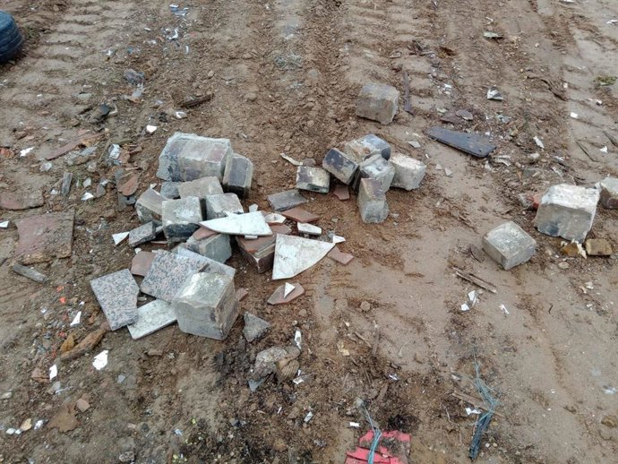 Escombros arrojados por el denunciado