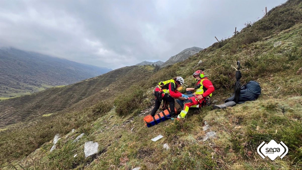 Trasladado al HUCA un ganadero que resultó herido en una pierna en la sierra del Cuera (Llanes)