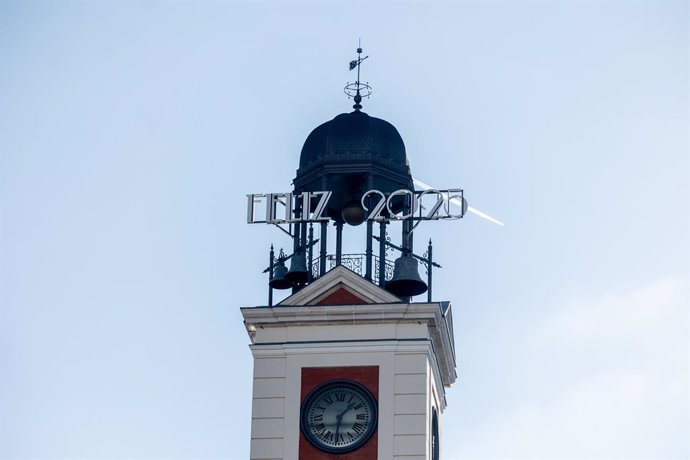 El cartel luminoso en el que se lee ‘Feliz 2025’ colocado para las Campanadas de Nochevieja, en la Puerta del Sol, a 28 de diciembre de 2024, en Madrid (España). El reloj de la Real Casa de Correos estrena esta Nochevieja el cartel luminoso que da la bien