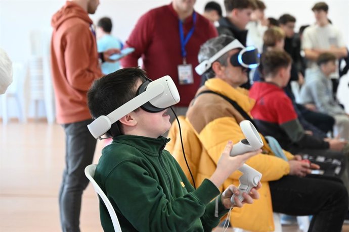 Imagen de participantes en el Salón de videojuegos de Tomares (Sevilla).