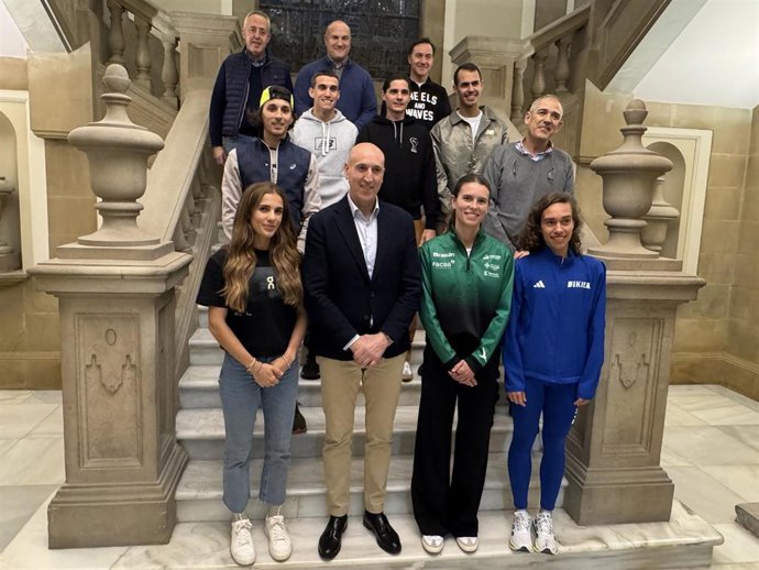 El alcalde de León recibe a los atletas de élite que participarán en la XXVII San Silvestre