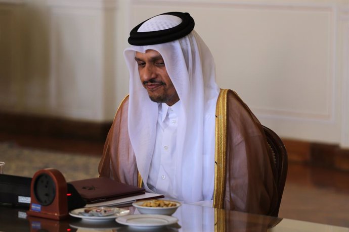 Archivo - August 26, 2024, Tehran, Iran: Qatari Prime Minister and Foreign Minister Sheikh MOHAMMED BIN ABDULRAHMAN BIN JASSIM AL THANI speaks with Iranian Foreign Minister in Tehran. Qatar's prime minister is in Tehran to meet with Iranian officials over