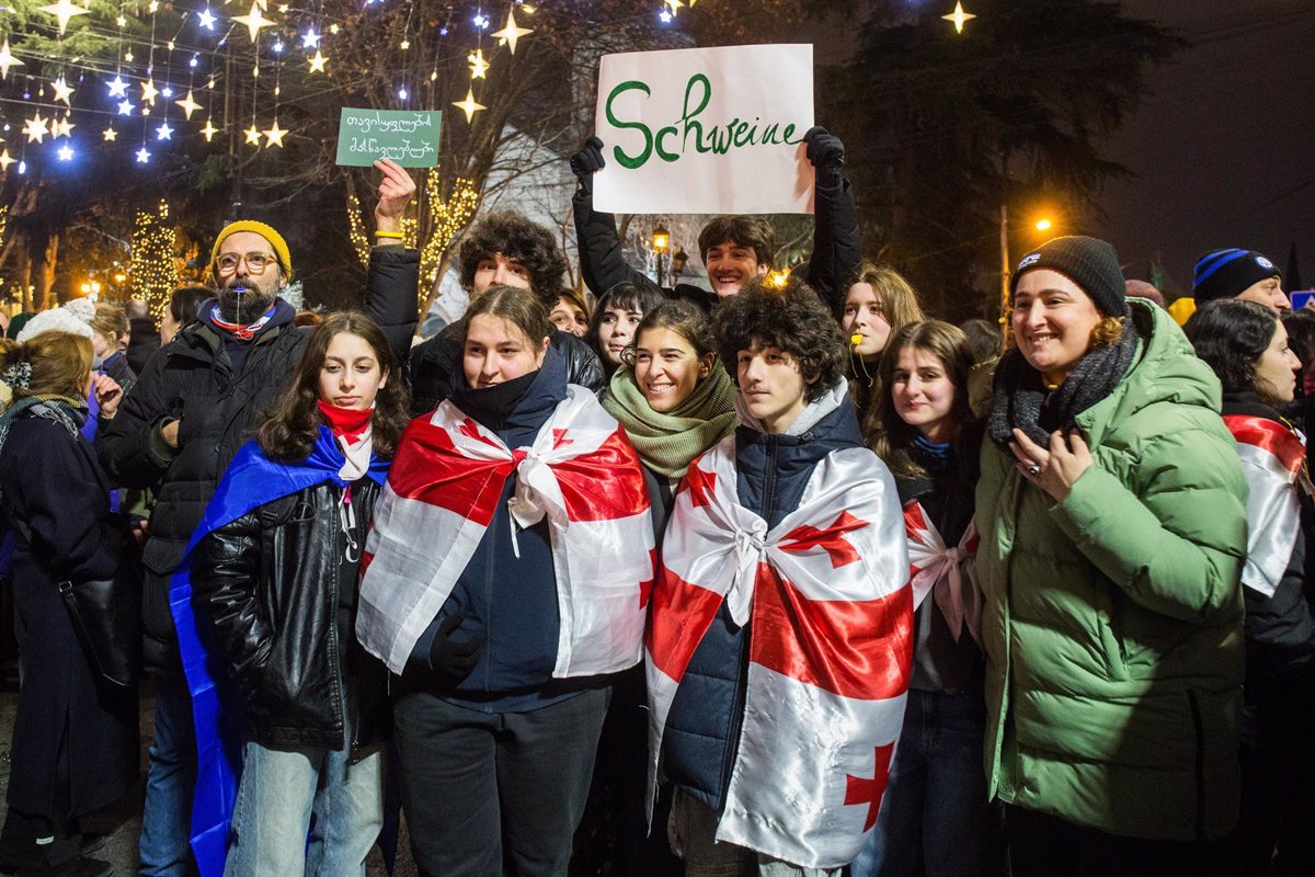 Miles de manifestantes protestan en víspera de la toma de posesión del nuevo presidente de Georgia