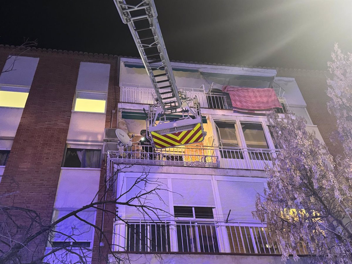 Nueve personas intoxicadas por inhalación de humo tras un incendio en un edificio de cuatro pisos en Aranjuez