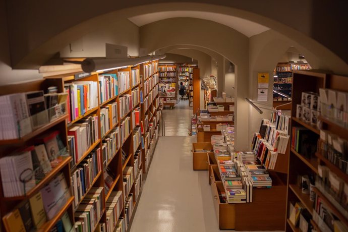 Archivo - Arxiu - Llibres i material col·locat en les prestatgeries de la llibreria Laie Pau Claris llibreria-cafè situada al carrer català de Pau Claris