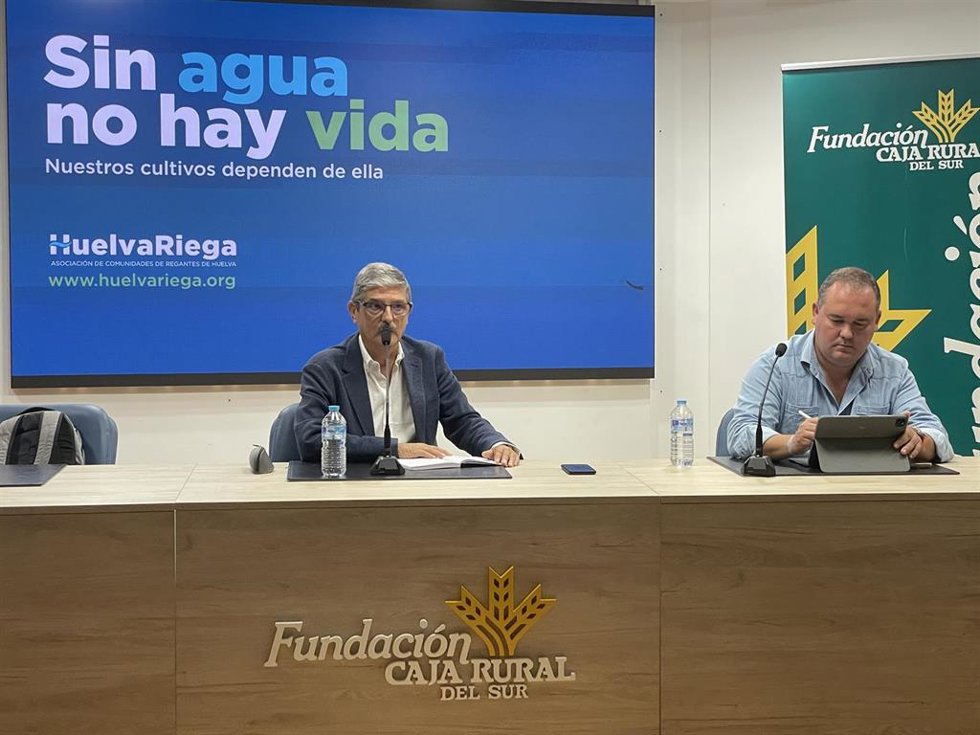 El presidente de Huelva Riega, Fernando González, en rueda de prensa.