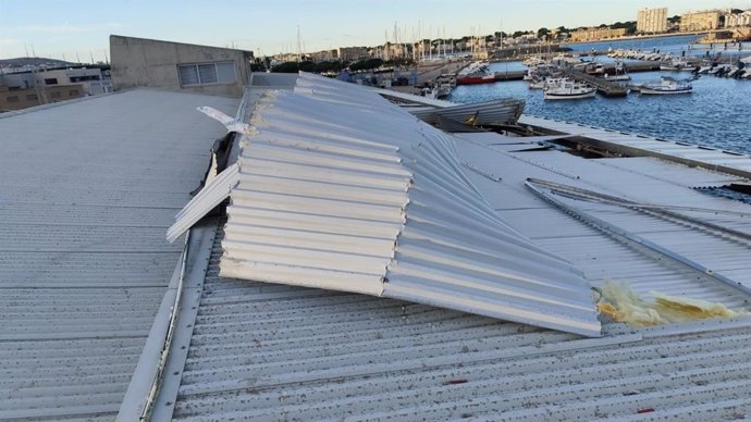 Desperfectes a la coberta de la dàrsena pesquera del port de L'Escala