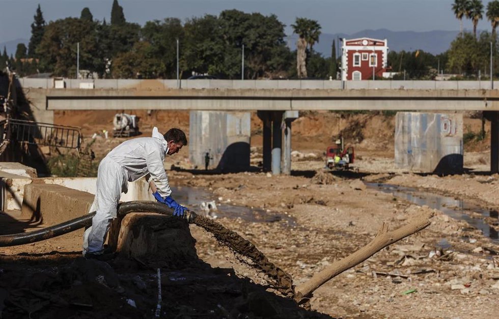 Archivo - Un hombre tira barro recogido durante las labores de limpieza, a 28 de noviembre de 2024, en Paiporta, Valencia (Comunidad Valenciana). 