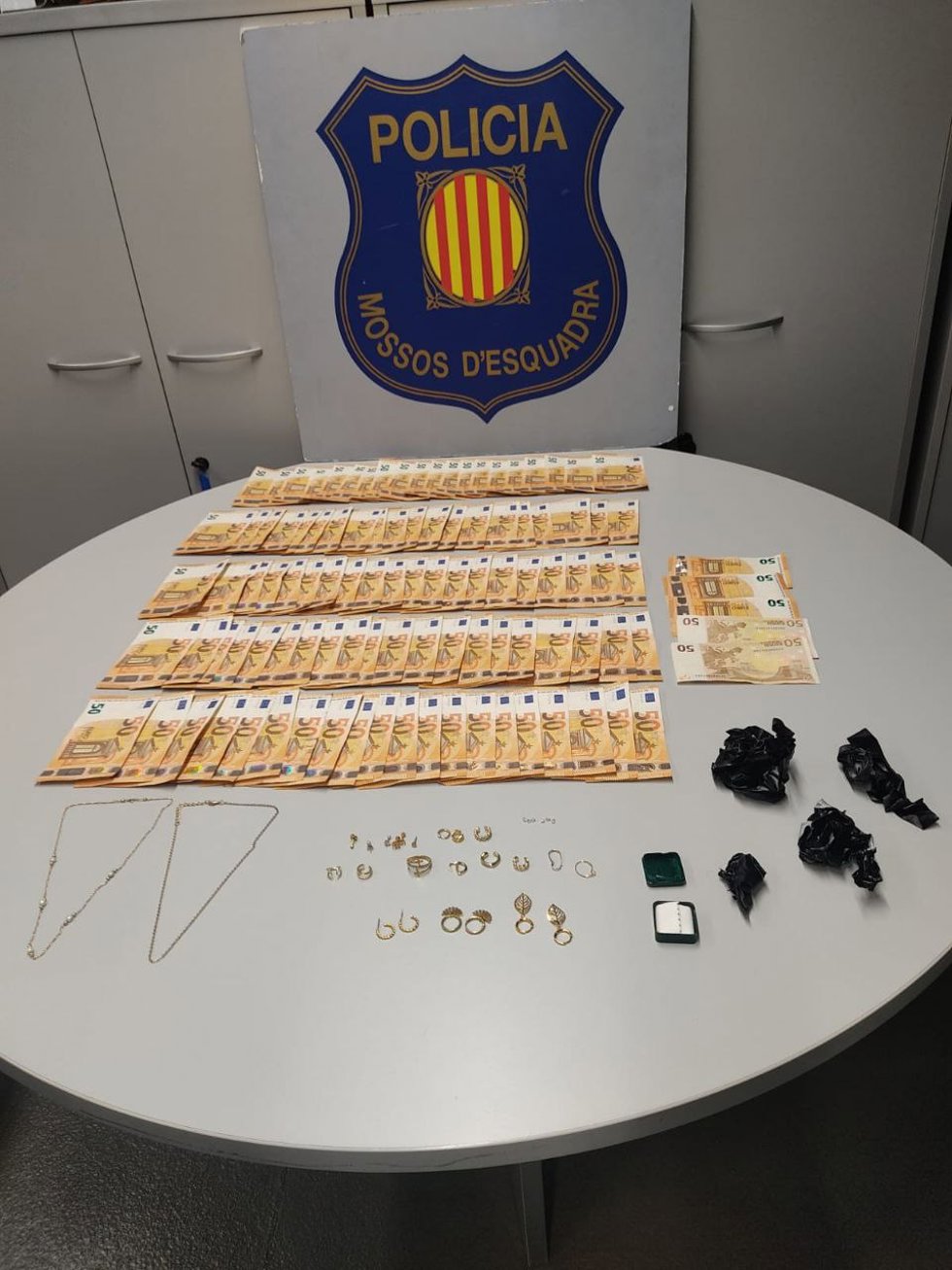 Les han encontrado joyas y 5.250 euros