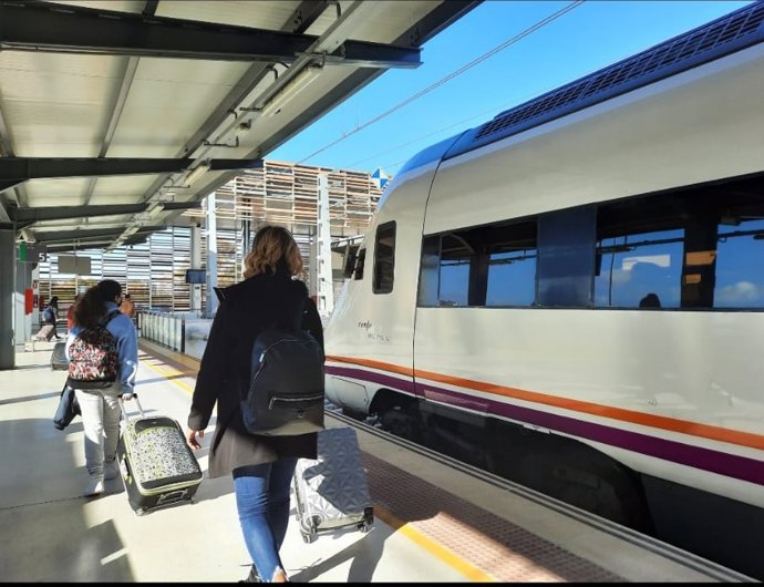 Archivo - Imagen de un tren de Renfe