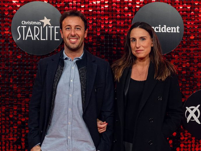 Matias Prats Jr y Claudia Collado en el concierto de Estopa en el Festival Starlite Christmas