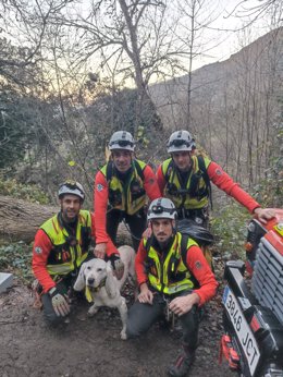 Bomberos rescatan a un perro enriscado en un monte en Camaleño