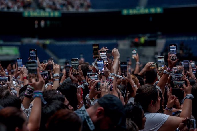 Archivo - Decenas de personas durante la primera de las dos actuaciones de Taylor Swift en el Estadio Santiago Bernabéu, a 29 de mayo de 2024, en Madrid (España). La artista estadounidense Taylor Swift actúa hoy y mañana, 30 de mayo, en el nuevo Estadio S