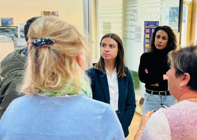 La directora general de Calidad, Simplificación Administrativa e Inspección de Servicios, Patricia Martínez, visita una de las oficinas de atención al ciudadano dotadas con el sistema del bucle magnético.