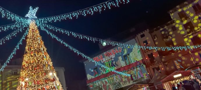 Archivo - Iluminación navideña en Calatayud.