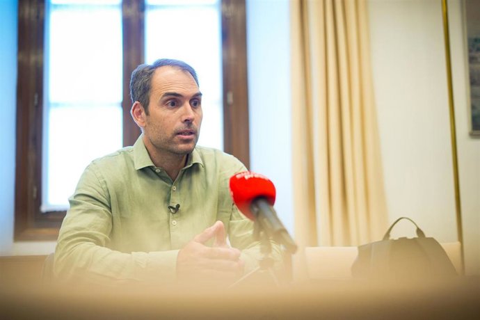 Archivo - El coordinador general de IU Andalucía, Toni Valero, en una imagen de archivo. 