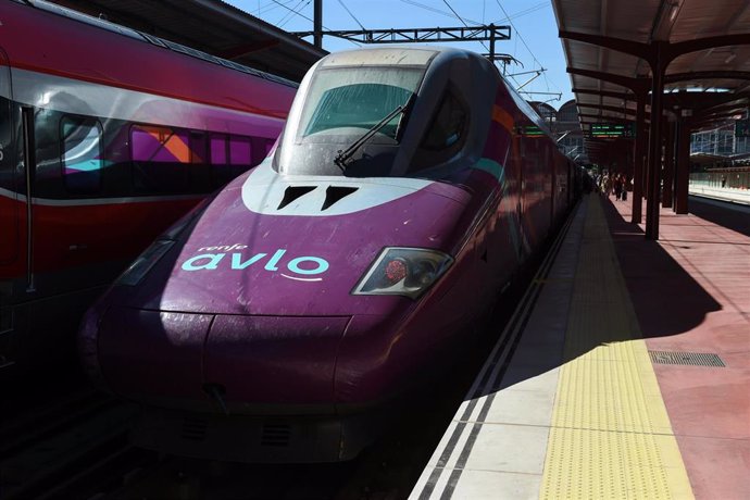 Archivo - Vista de un tren Avlo durante la jornada en la que han salido los primeros trenes Avlo dirección Alicante, en la estación Madrid-Chamartín-Clara Campoamor, a 27 de marzo de 2023, en Madrid (España). Renfe inicia las circulaciones comerciales del