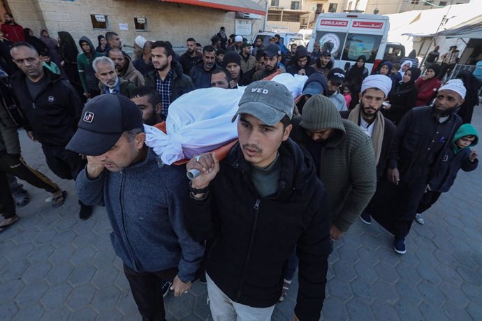 December 29, 2024, Dair El-Balah, Gaza Strip, Palestinian Territory: Relatives of the Palestinians died in Israeli attacks, mourn as they receive the dead bodies from the morgue of Al-Aqsa Hospital for burial in Dair El-Balah, Gaza on December 29, 2024