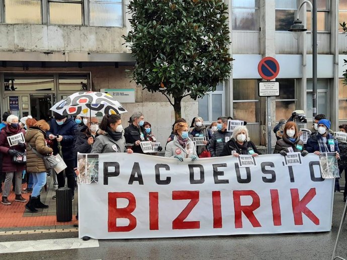 Archivo - Movilización contra el cierre nocturno del PAC de Deusto (archivo)