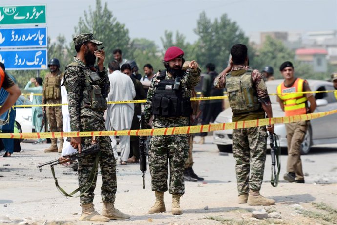 Archivo - September 11, 2023, Peshawar, Peshawar, Pakistan: Pakistani security officials inspect the scene of an explosion targeting a vehicle of paramilitary frontier corps in Peshawar, Pakistan, 11 September 2023. At least one Frontier Corps official wa