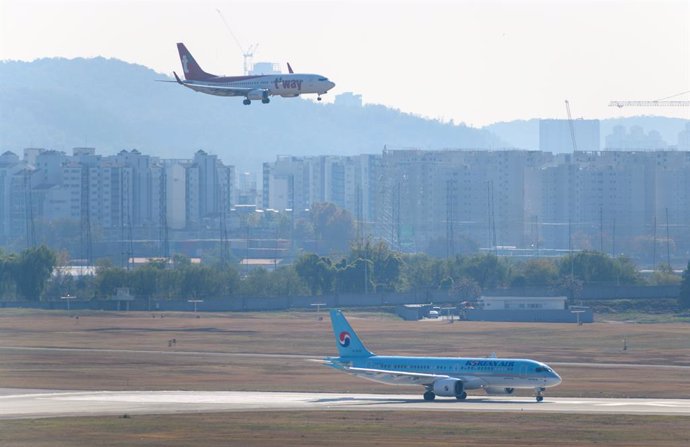 Archivo - November 9, 2024, Seoul, South Korea: Airline planes are seen on the runway of Gimpo Airport in Seoul, South Korea. North Korea staged GPS jamming attacks for the second consecutive day November 9, affecting several ships and dozens of civilian 