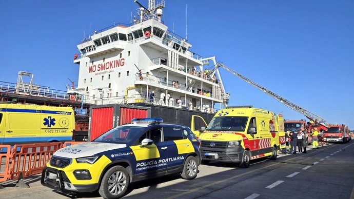 Desembarcan con una grúa un marinero enfermo de un buque en el Puerto de Las Palmas al no poder hacerlo por sí mismo