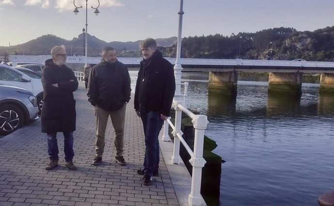 Los diputados Rafael Cofiño (Sumar) y Xabel  Vegas (Convocatoria por Asturies) en el puente de Ribadesella.