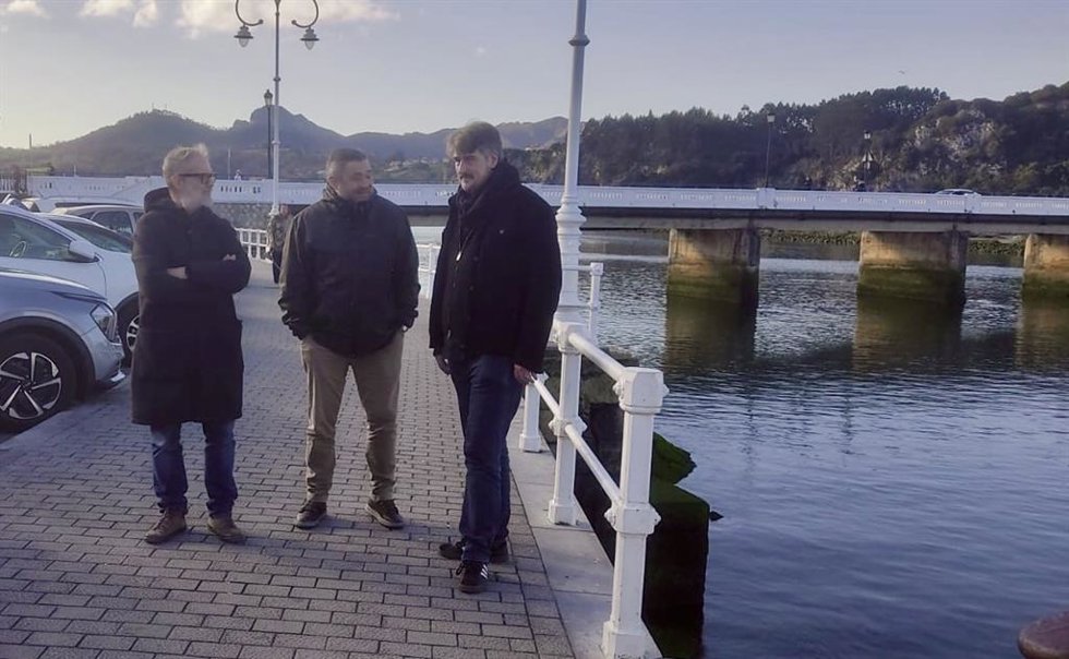 Los diputados Rafael Cofiño (Sumar) y Xabel  Vegas (Convocatoria por Asturies) en el puente de Ribadesella.