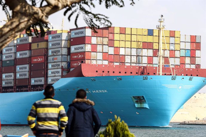 Archivo - CAIRO, Jan. 13, 2024  -- A cargo ship travels on the Suez Canal in Ismailia Province, Egypt, Jan. 13, 2024.   Chairman of Egypt's Suez Canal Authority (SCA) Osama Rabie said on Friday that navigation traffic in the canal is regular in both direc