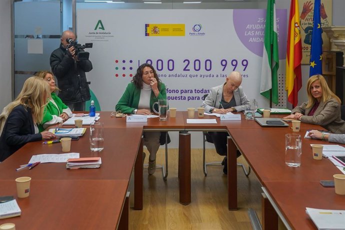 Archivo - La consejera de Inclusión Social, Loles López, en una imagen de archivo de una reunión con la directora del Instituto Andaluz de la Mujer, Olga Carrión, y responsables provinciales del IAM.