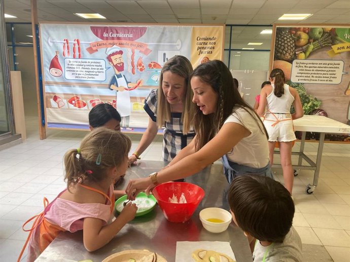 Archivo - El Ayuntamiento organiza el concurso 'Pequechef' de cocina saludable en la 'Escuela de Navidad' del Cerca 