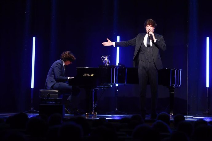 Imagen del concierto que ofreció el cantante Manuel Lombo en Tomares (Sevilla).