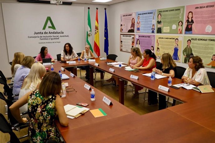 Archivo - La consejera de Inclusión Social, Loles López, en una imagen de archivo de una reunión de las comisiones provinciales de violencia de género del Instituto Andaluz de la Mujer (IAM).