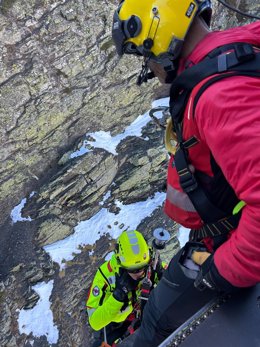 El helicóptero del Gobierno de Cantabria rescata a un senderista en la montaña palentina