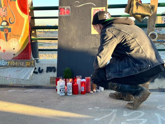 Un homenaje en el 'Pont de la Solidaritat' reivindica que las víctimas "no son números, sino personas con nombre"