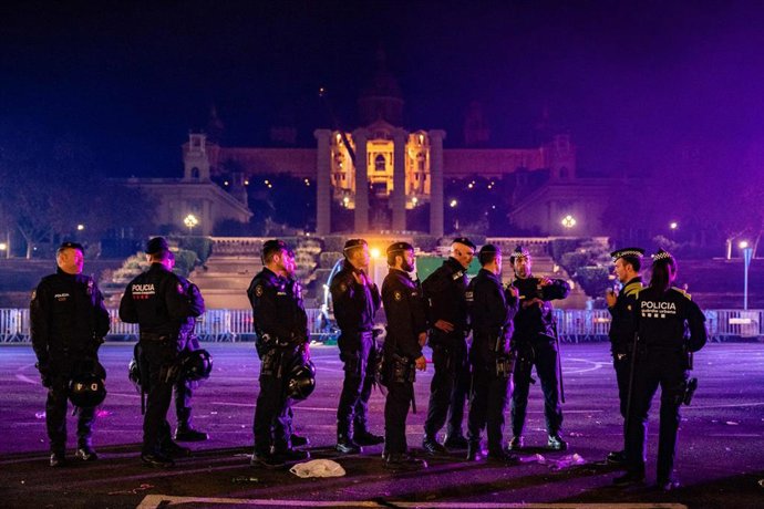 Archivo - Agentes de la Guardia Urbana de Barcelona  Mossos de Escuadra en el dispositivo de seguridad para la verbena de Año Nuevo, en Avenida María Cristina, a 1 de enero de 2023, en Barcelona, Cataluña (España)