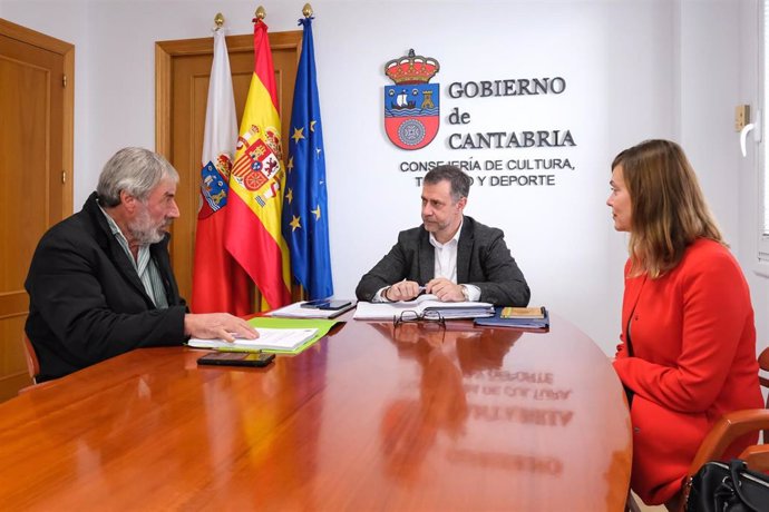 El consejero de Cultura, Turismo, Deporte, Luis Martínez Abad, se reúne con el alcalde de Valderredible, Fernando Fernández